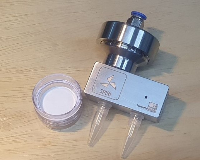 Integrado a ferramenta para gestão da qualidade do ar criada pela startup Omni-electronica, coletor captura vírus suspenso no ambiente, que depois é submetido a teste de RT-PCR <i>(foto: Divulgação)</i>