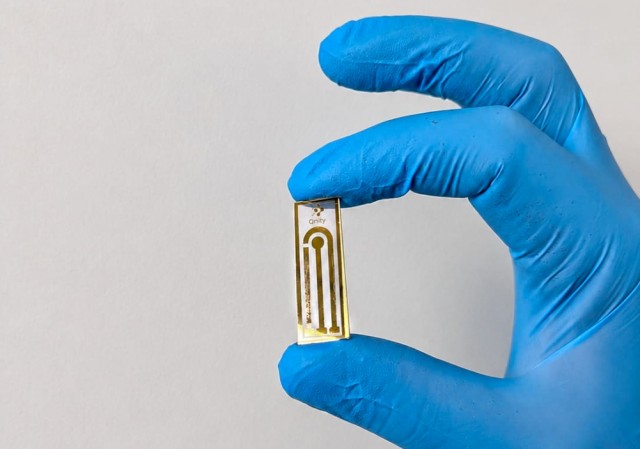 Startup desenvolve sensor que mede interações entre moléculas com alta precisão e pode reduzir tempo e custos na descoberta de candidatos a fármacos <i>(imagem: divulgação/Qnity); protótipo de chip para medir afinidade entre compostos</i>