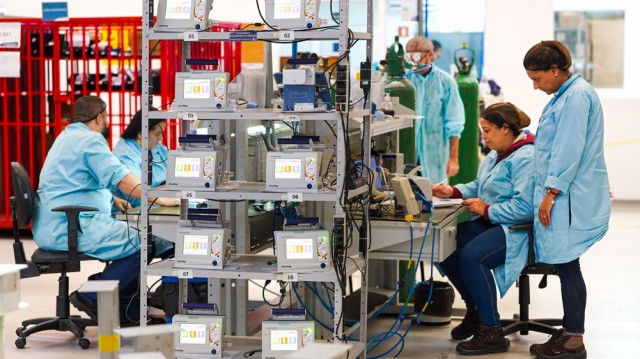Linha de produção de respiradores pulmonares da Magnamed, uma das empresas apoiadas pelo PIPE-FAPESP (foto: Daniel Antônio/Agência FAPESP)